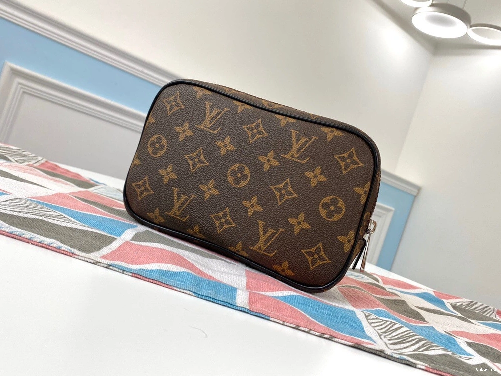PM POUCH TOILETRY LOUIS VUITTON 0710